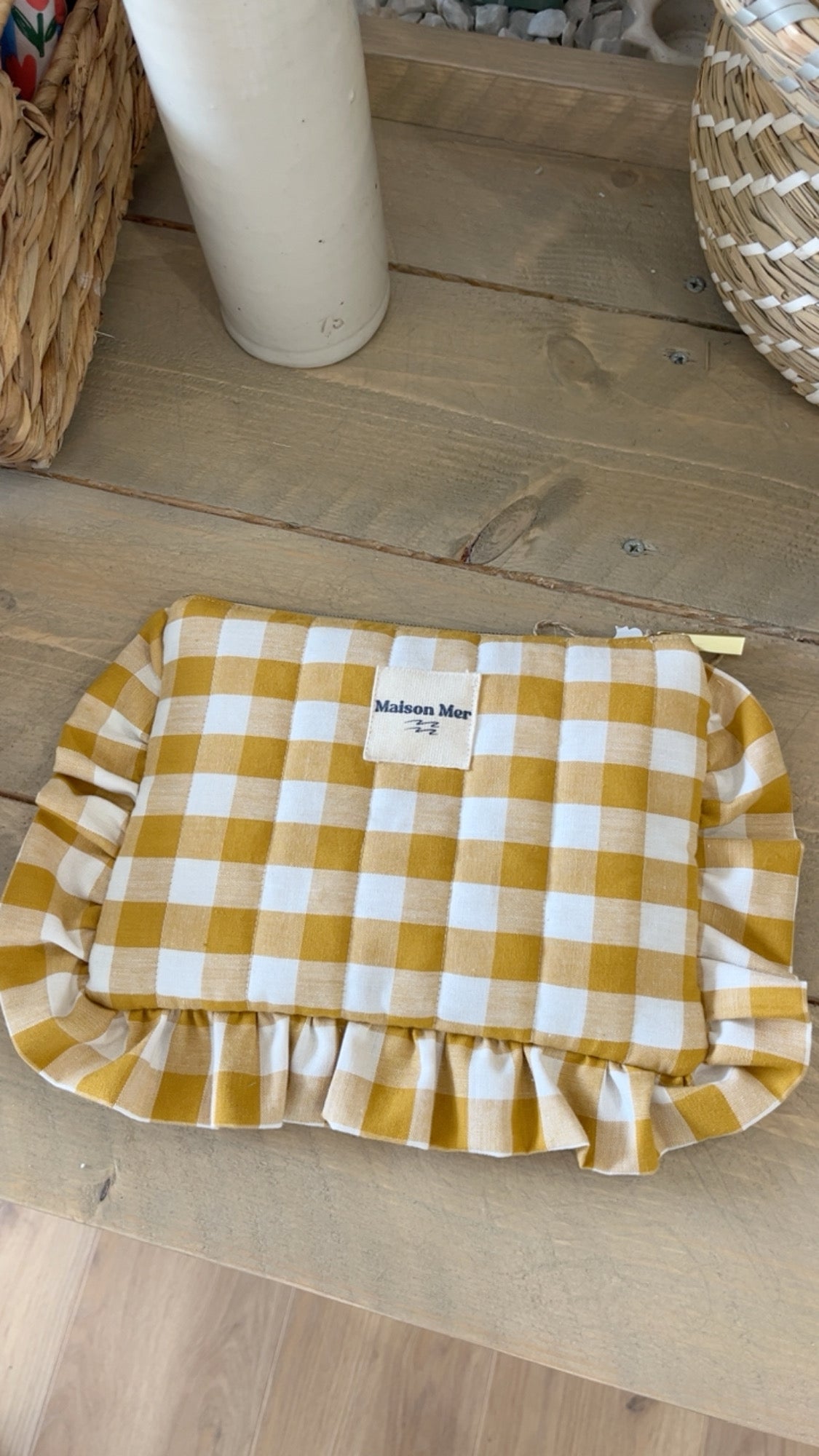 Pochette à volants