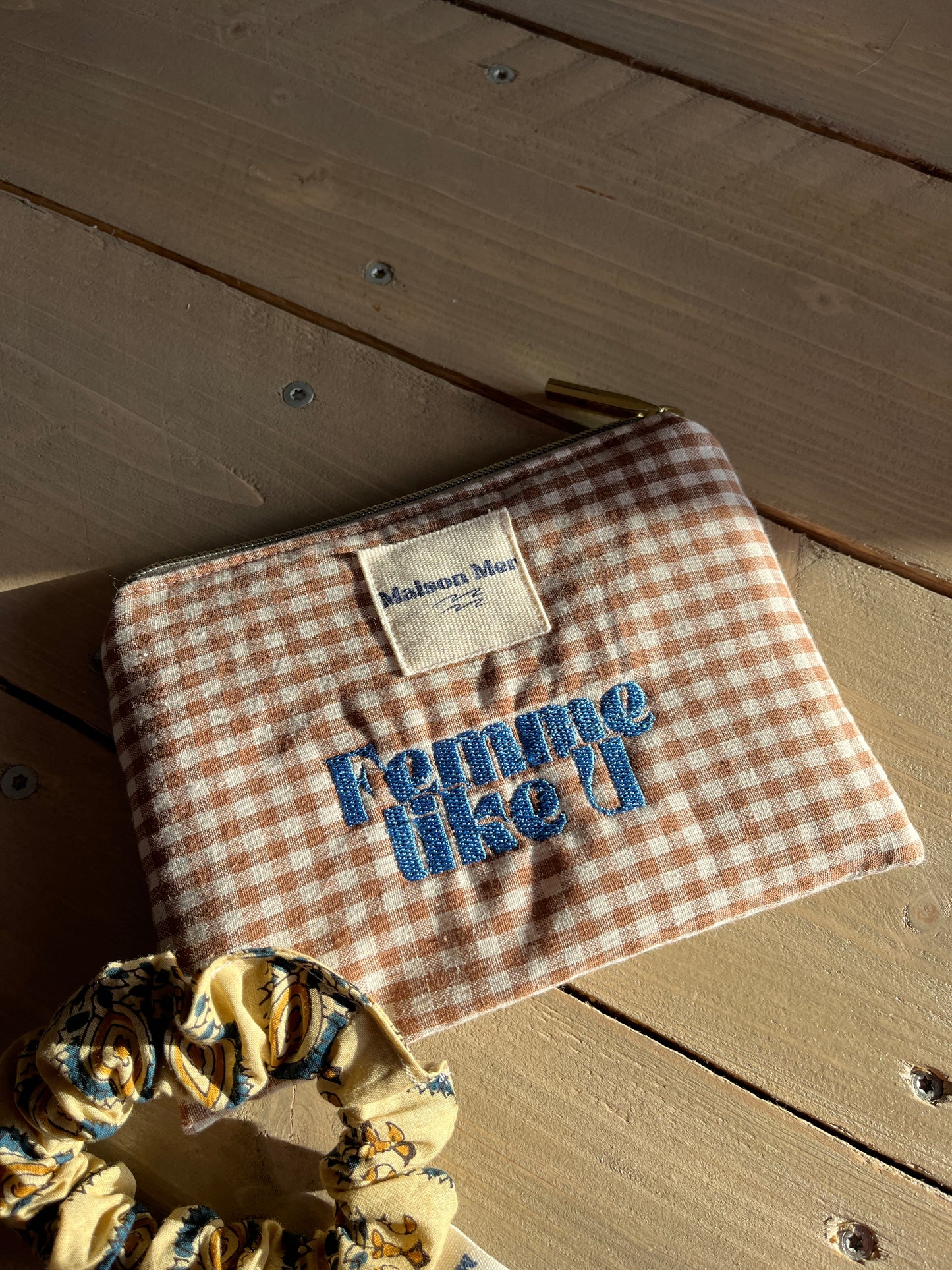 Pochette brodée "femme like u"