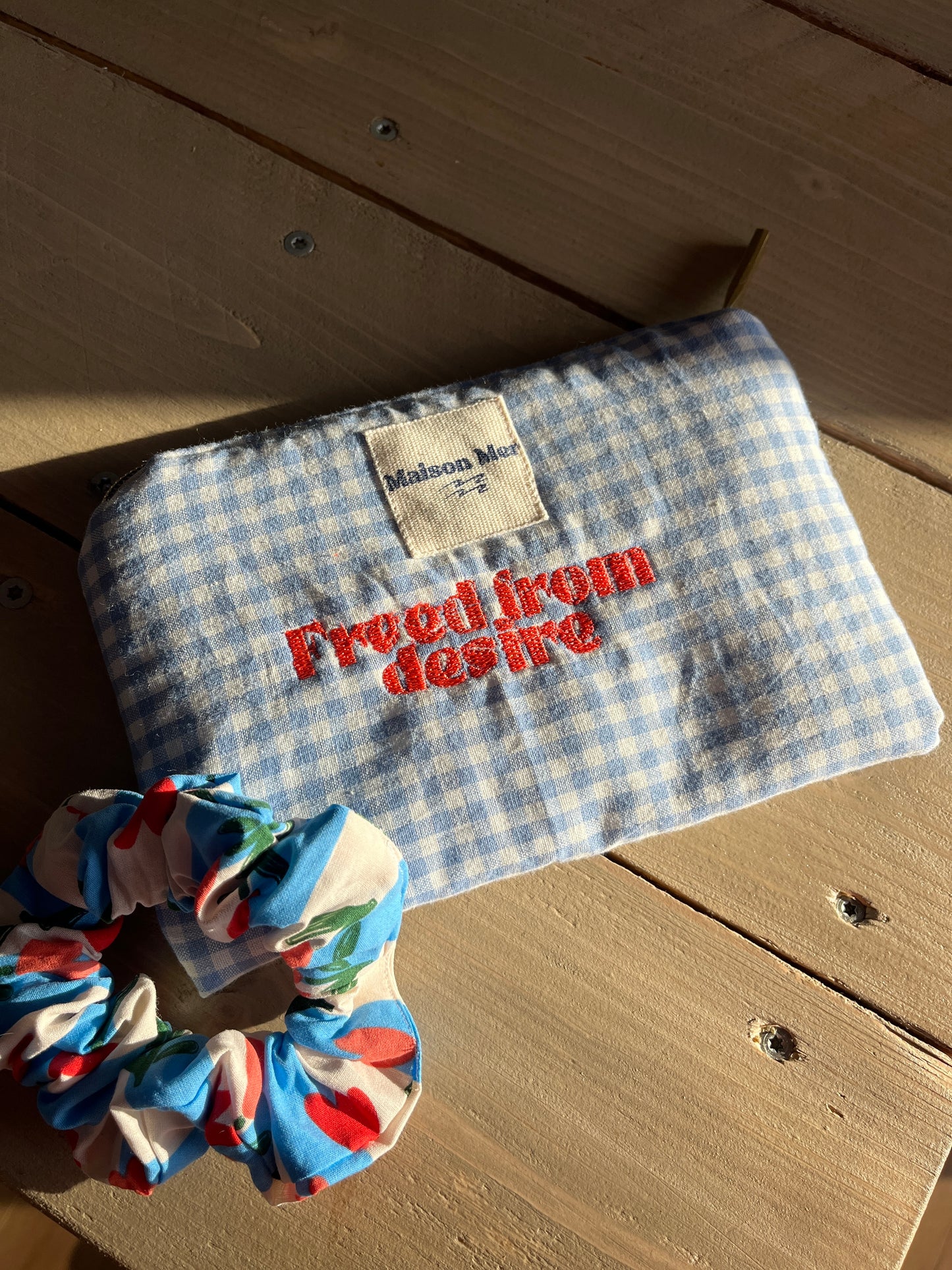 Pochette brodée "freed from desire"