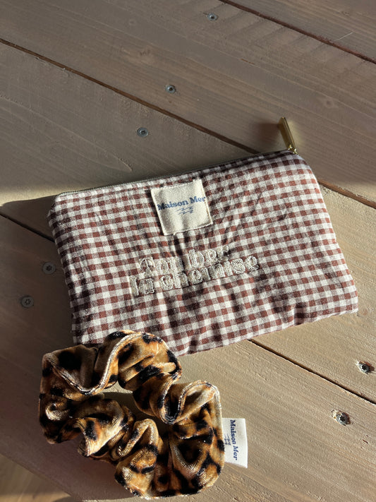 Pochette brodée " tomber la chemise"