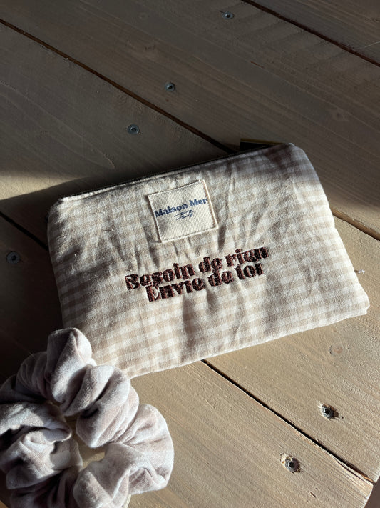 Pochette brodée "besoin de rien, envie de toi"