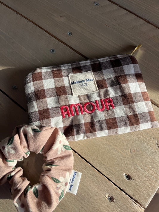 Pochette brodée "amour"